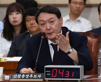 문무일과 다른 길 가는 윤석열 “검찰개혁안 저항할 생각 없어”
