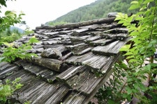 투박한 너와 지붕 사이로 켜켜이 쌓인 화전민의 삶