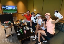 [겨를]닭장에서 파티처럼, 반바지로 쿨하게... 2030의 명랑골프