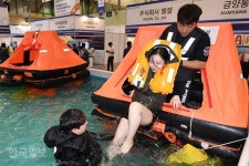 새로 개발된 어선용 ‘구명의’