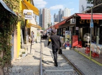 ‘레트로 핫플’ 경암동 철길마을 vs 열차도 서지 않는 호젓한 임피역