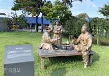 ‘레트로 핫플’ 경암동 철길마을 vs 열차도 서지 않는 호젓한 임피역