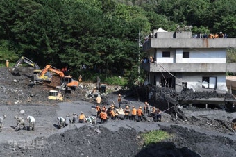 부산 산사태 현장 밤샘 수색, 실종자 2명 못 찾아