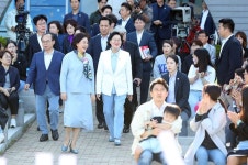 김정숙 여사, 부산 산사태 희생자 빈소 찾아 애도
