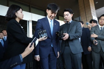 문 대통령 “조국ㆍ윤석열 환상적 조합 희망했는데… 꿈같아”
