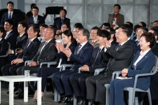 문 대통령 “2027년 완전자율車 세계 첫 상용화” 비전 제시