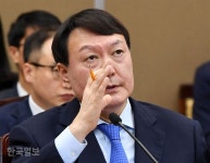 ‘조국 피의자인가’ 질문에 윤석열 “피고발인 신분은 맞다”