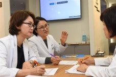 “처방전만 주던 병원은 그만, 이젠 의사샘과 폰으로 상담도 해요”