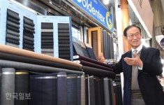광장시장서 40년간 양복 원단 한 우물 “신용이 가장 큰 자산이죠”