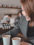 [HI★뭐하세요?] ‘뉴욕댁’ 이진, 최근 커피숍 직찍 포착! ‘수잔의 미소’