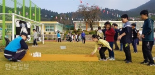 버스에서 체육용품 우르르… 전교생 62명 신안 자은초의 ‘특별한 가을운동회’
