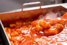 인생에 스며든 빨갛고 쫄깃한 너, 요조의 ‘아무튼, 떡볶이’