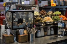 [뷰엔] 집집마다 메뉴 ‘복붙’… 광장시장은 ‘마약김밥천국’