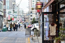 [걷고 싶은 길, 가고 싶은 거리] 이불집·한복집 사이사이 인스타 맛집 ‘평리단길’