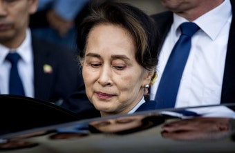“로힝야족 테러에 불가피한 대응” 학살에 눈감은 수치