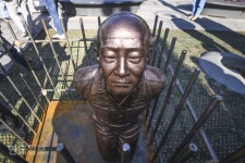 [한국일보 1면 사진] 광화문의 ‘구속 동상’ 부끄럽지 않나 (12월13일자)