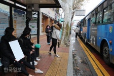 “의자가 따뜻해서 좋아요” 대구 동구 버스정류장에 온열의자 설치