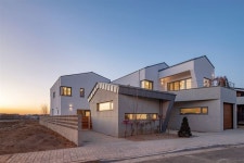 [집 공간 사람] 온실 있는 집과 서재가 큰 집의 ‘유쾌한 동거’