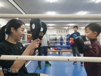 “돌주먹 맛 좀 볼래” 방학맞은 권투도장에 고사리손들도….