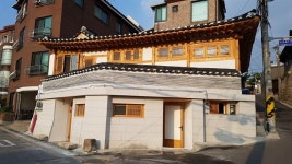 주식회사 백년한옥 대청 게스트하우스 | [집 공간 사람] 대청에 오른 유럽 가구…30대 신혼 부부의 ‘하이브리드’ 한옥