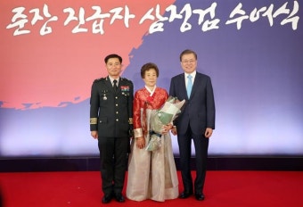 문 대통령, 준장 진급자에게 '삼정검' 수여... 