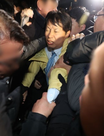 옷 찢기고, 머리채 잡히고… 진천 찾았다 봉변 당한 복지부 차관