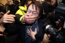황교안 축사 끝나자마자 “미래한국당 해산하라” 소동… 경찰 출동도
