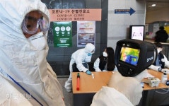 [한국일보 1면 사진] 대학서도 선별진료소 ‘감염 차단’ (2월 19일자)