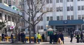 집회 금지 무시 범투본 “전광훈 석방” 경찰서 앞 시위