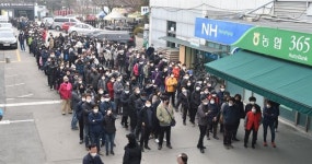 주말에도 마스크 사려 장사진… 공적 물량은 다 어디 갔나