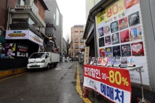 “생계 때문에 공연 하지만… 관객 없어 막막해요” 코로나가 덮친 대학로