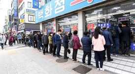 “공급은 여전히 부족” 마스크 5부제 첫날, 약국은 또 ‘품절’ 사태