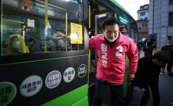 황교안, 선거운동 첫날 새벽에 마을버스 탄 이유는…