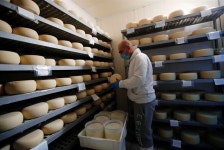 출근 허용하고 상점 문 열 채비… 긴장 푸는 美ㆍ유럽