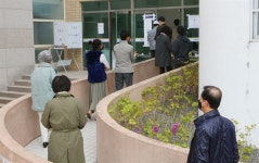 부산서도 이른 아침부터 투표소 행렬 이어져