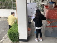 투표로 첫 외출 공무원과 외부 투표소로 향한 자가격리자들