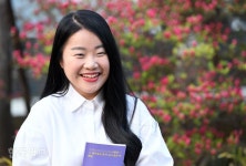 이젠 제주에서 안 살고 술도 세지만 “외로워도 웃는 시 써요”