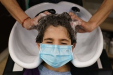 이동제한으로 손질하지 못한 머리카락, “시원하게 자르고 기부했어요”