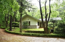 봄비 머금은 푸르름, 부슬부슬 옛이야기… 느릿느릿한 운치