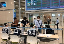 출국장 문 열리니 기업인들만…  왁자지껄 관광객 그리운 인천공항