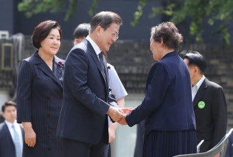 [속보] 문 대통령, 전태일ㆍ박종철 열사 부모에 훈장…헌정 사상 처음