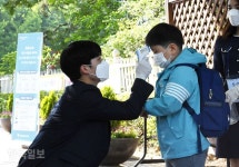 [수축사회가 온다] 출산율 높은 국가들, 유급 가족돌봄 휴가부터 보장한다