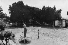 문 닫은 분교에는 이승복과 책 읽는 소녀만 남았다