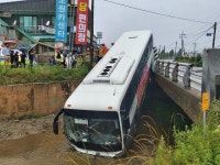 충북 진천서 관광버스 3m교량아래 하천 추락, 6명 경상