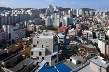 [집 공간 사람] 층마다 다른 테라스, 창에 걸린 골목 풍경... 상가주택의 도발