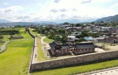 [자박자박 소읍탐방] 성밖엔 석빙고, 성안엔 감성 카페...감 와인 한 잔이면 여기가 화양연화