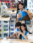 편의점 샛별이 지창욱X김유정, 커플티 포착...착붙 케미 예고
