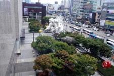 [걷고 싶은 길, 가고 싶은 거리] 세계 유명작가 작품 터미널 광장에 가득... 작품 가격만 1000억