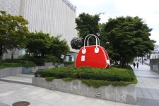 [걷고 싶은 길, 가고 싶은 거리] 세계 유명작가 작품 터미널 광장에 가득... 작품 가격만 1000억