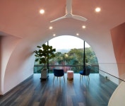 [집 공간 사람] 벽과 천장 허문 볼트…집 안팎의 경계를 허물다